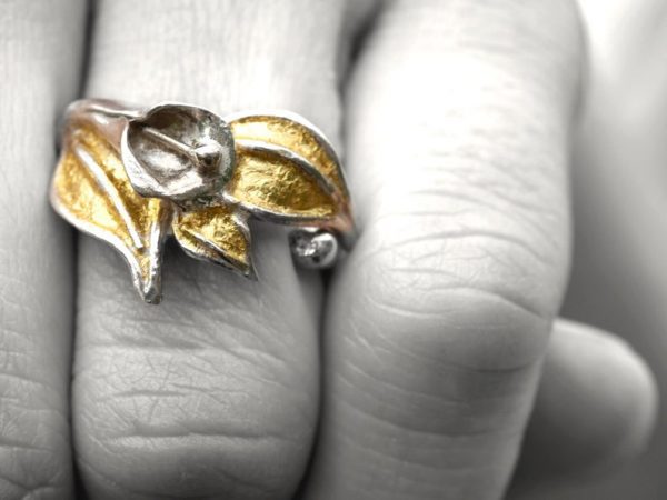 anillo hojas abierto plata, anillo abierto plata, anillo flor grande, anillo flores oro, carlos tellechea, Anillo flores cala oro, anillo artesanal plata, joyería de autor