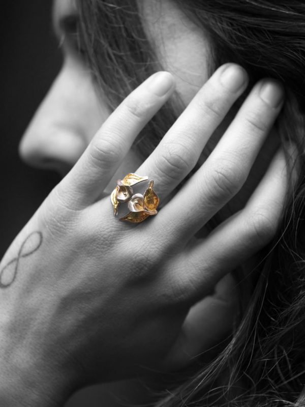 anillo hojas plata, anillo abierto plata, anillo flor grande, anillo flores oro, carlos tellechea, Anillo flores cala oro, anillo artesanal plata, joyería de autor