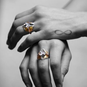 anillo hojas plata, anillo abierto plata, anillo flor grande, anillo flores oro, carlos tellechea, Anillo flores cala oro, anillo artesanal plata, joyería de autor