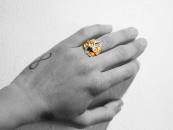 anillo hojas plata, anillo abierto plata, anillo flor grande, anillo flores oro, carlos tellechea, Anillo flores cala oro, anillo artesanal plata, joyería de autor