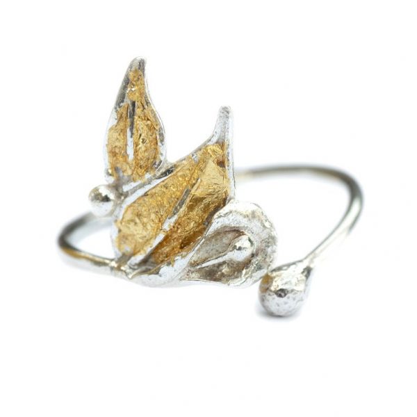 anillo cruzado hojas, anillo flor grande, anillo flores oro, carlos tellechea, Anillo flores cala oro, anillo artesanal plata, joyería de autor