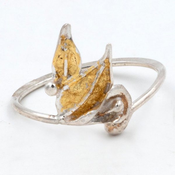 anillo cruzado hojas, anillo flor grande, anillo flores oro, carlos tellechea, Anillo flores cala oro, anillo artesanal plata, joyería de autor