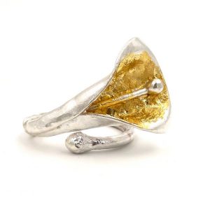 anillo flor grande, joyas con pátina, joyería contemporánea, anillo abierto oro, anillo flores oro, carlos tellechea, Anillo flores cala oro, anillo artesanal cruzado, joyería de autor