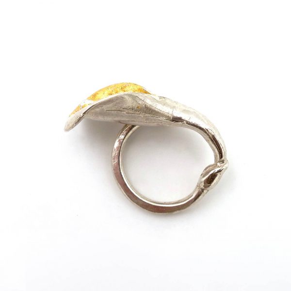 anillo flor grande, joyas con pátina, joyería contemporánea, anillo abierto oro, anillo flores oro, carlos tellechea, Anillo flores cala oro, anillo artesanal cruzado, joyería de autor