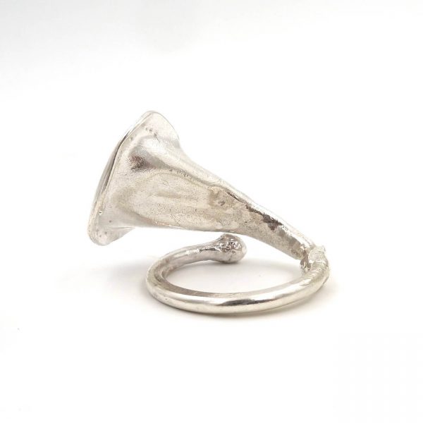 anillo flor grande, joyas con pátina, joyería contemporánea, anillo abierto oro, anillo flores oro, carlos tellechea, Anillo flores cala oro, anillo artesanal cruzado, joyería de autor