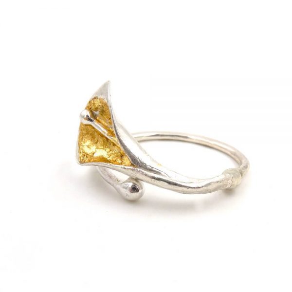 anillo abierto oro, anillo flores oro, carlos tellechea, Anillo flores cala oro, anillo artesanal cruzado, joyería de autor