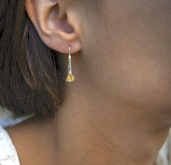 Pendientes largos flor Cala, joyería de autor, joyas con pátina, Carlos tellechea joyería de autor, joyería contemporánea, pátina de oro, arteartesania,joyería artesanal de autor,