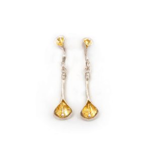 Pendientes largos oro, pendientes flor cala, pendientes artesanales, Carlos tellechea joyería de autor, joyería contemporánea, pátina de oro, arteartesania,