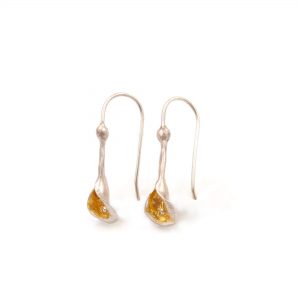 Pendientes largos flor Cala, joyería de autor, joyas con pátina, Carlos tellechea joyería de autor, joyería contemporánea, pátina de oro, arteartesania,joyería artesanal de autor,