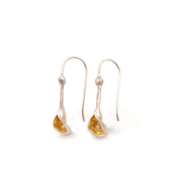 Pendientes largos flor Cala, joyería de autor, joyas con pátina, Carlos tellechea joyería de autor, joyería contemporánea, pátina de oro, arteartesania,joyería artesanal de autor,