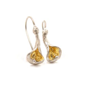 pendientes de gancho, joyería artesanal, joyas de oro artesanales, Pendientes flor cala oro, carlos tellechea, joyería de autor , pendientes artesanales