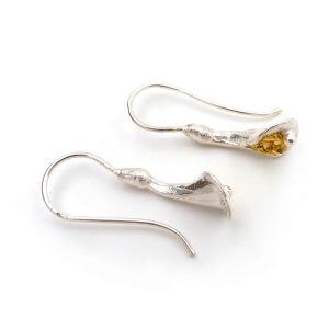 pendientes gancho flor, Carlos tellechea joyería de autor, joyería contemporánea, pátina de oro, arteartesania,