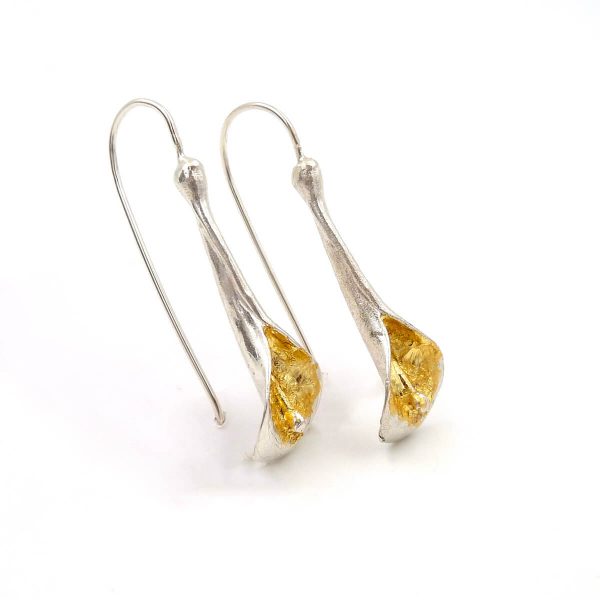 pendientes gancho flor, Carlos tellechea joyería de autor, joyería contemporánea, pátina de oro, arteartesania,