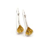 pendientes gancho flor, Carlos tellechea joyería de autor, joyería contemporánea, pátina de oro, arteartesania,