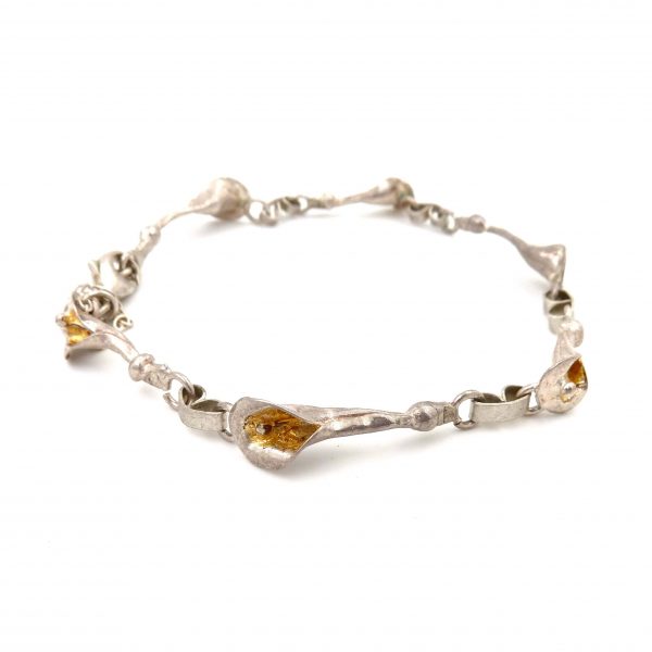 pulsera de plata con flores, Joyas con pátina, Pulsera artesanal mujer, Carlos tellechea, joyería de autor, joyería contemporánea, pátina de oro, arteartesania,