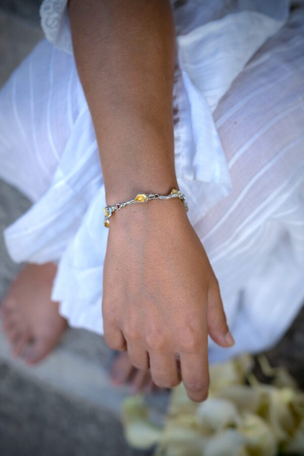 pulsera de plata con flores, Joyas con pátina, Pulsera artesanal mujer, Carlos tellechea, joyería de autor, joyería contemporánea, pátina de oro, arteartesania,