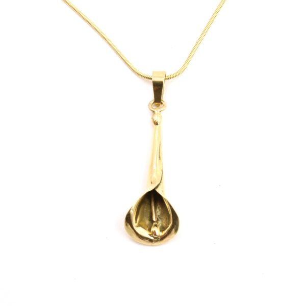 joyería artesanal, joyas de oro artesanales, colgante flor cala oro, carlos tellechea, joyería de autor , Colgantes artesanales mujer, Colgante flor oro, Joyas de autor barcelona, Carlos tellechea joyería de autor, joyería contemporánea, pátina de oro, arteartesania,