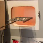 Introducción de pala con piezas en horno de esmaltes