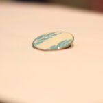 chapa con diseño en esmalte