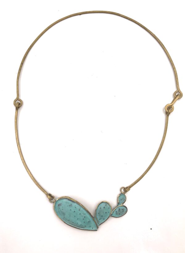 gargantilla rígida dorada, Gargantilla cactus Chumbera, carlos tellechea, joyería de autor, gargantilla mujer, gargantilla pegada al cuello, joyas con pátina, Joyas con pátina, Joyería de autor