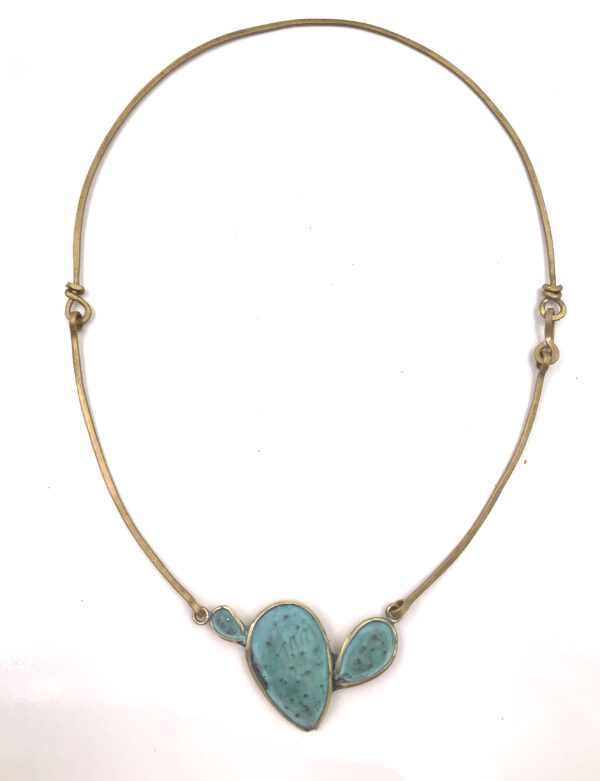 gargantilla rígida dorada, Gargantilla cactus Chumbera, carlos tellechea, joyería de autor, gargantilla mujer, gargantilla pegada al cuello, joyas con pátina, Joyas con pátina, Joyería de autor