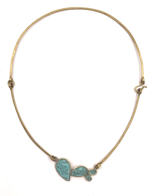 gargantilla rígida dorada, Gargantilla cactus Chumbera, carlos tellechea, joyería de autor, gargantilla mujer, gargantilla pegada al cuello, joyas con pátina, Joyas con pátina, Joyería de autor
