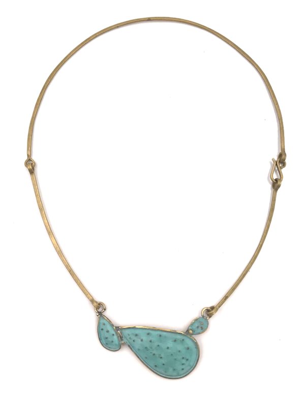 gargantilla rígida dorada, Gargantilla cactus Chumbera, carlos tellechea, joyería de autor, gargantilla mujer, gargantilla pegada al cuello, joyas con pátina, Joyas con pátina, Joyería de autor