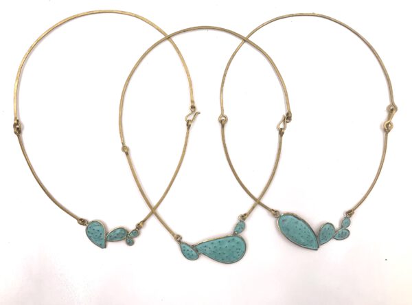 gargantilla rígida dorada, Gargantilla cactus Chumbera, carlos tellechea, joyería de autor, gargantilla mujer, gargantilla pegada al cuello, joyas con pátina, Joyas con pátina, Joyería de autor