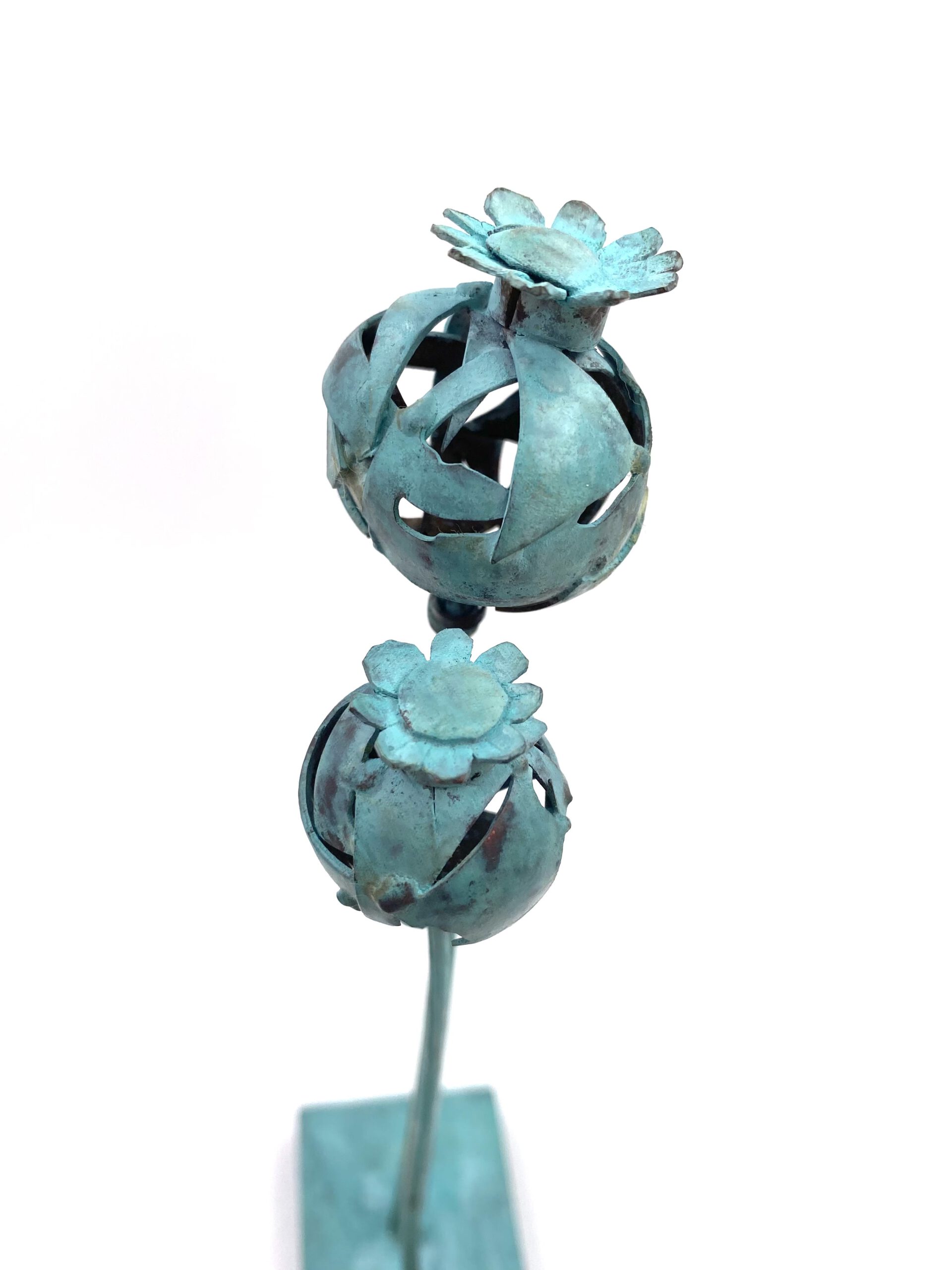 IMG_3615 caja de latón cuadrada, flores modernas, flores artificiales para decorar, figuras decorativas de diseño, salón moderno, escultura moderna, esculturas decorativas para el hogar, carlos tellechea, escultura con pátina, esculturas modernas para casa