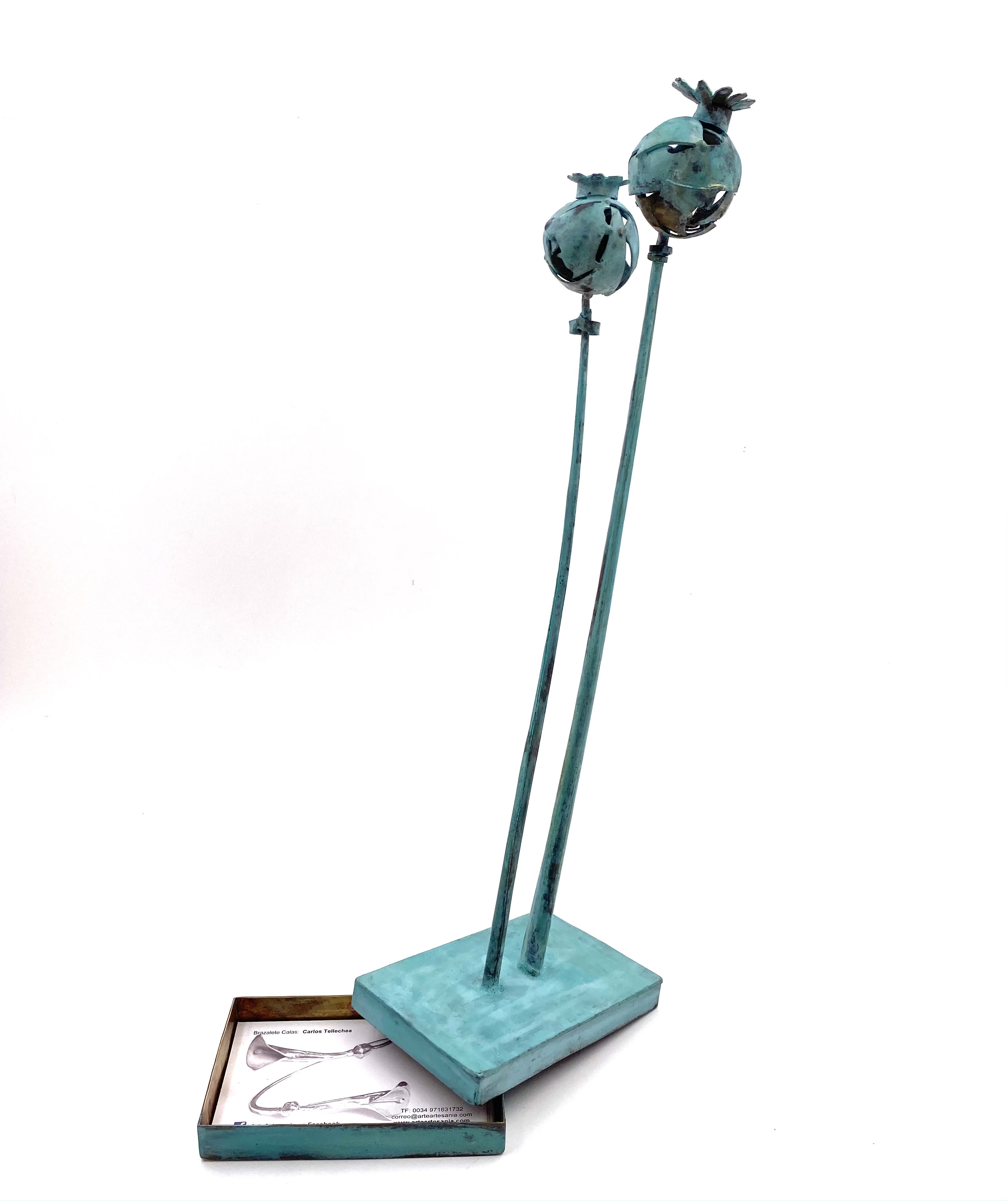 IMG_3621 caja de latón cuadrada, flores modernas, flores artificiales para decorar, figuras decorativas de diseño, salón moderno, escultura moderna, esculturas decorativas para el hogar, carlos tellechea, escultura con pátina, esculturas modernas para casa