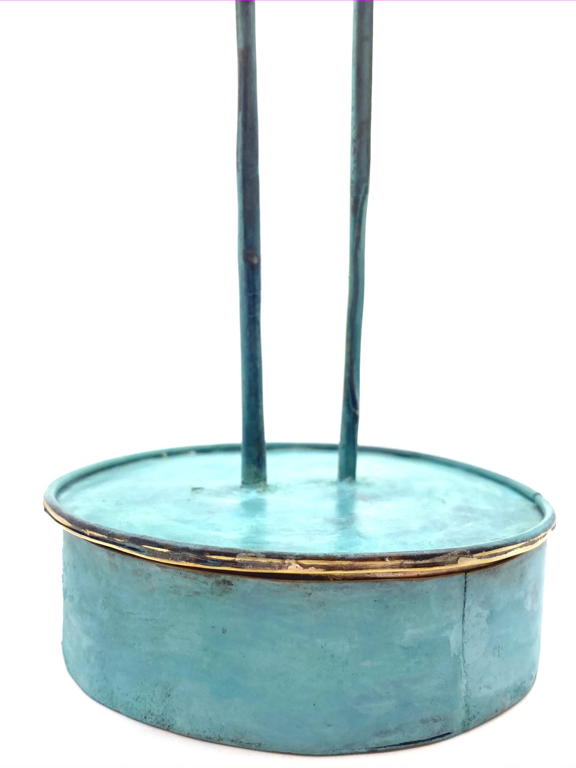 IMG_3649 caja de latón redonda, flores modernas, flores artificiales para decorar, figuras decorativas de diseño, salón moderno, escultura moderna, esculturas decorativas para el hogar, carlos tellechea, escultura con pátina, esculturas modernas para casa