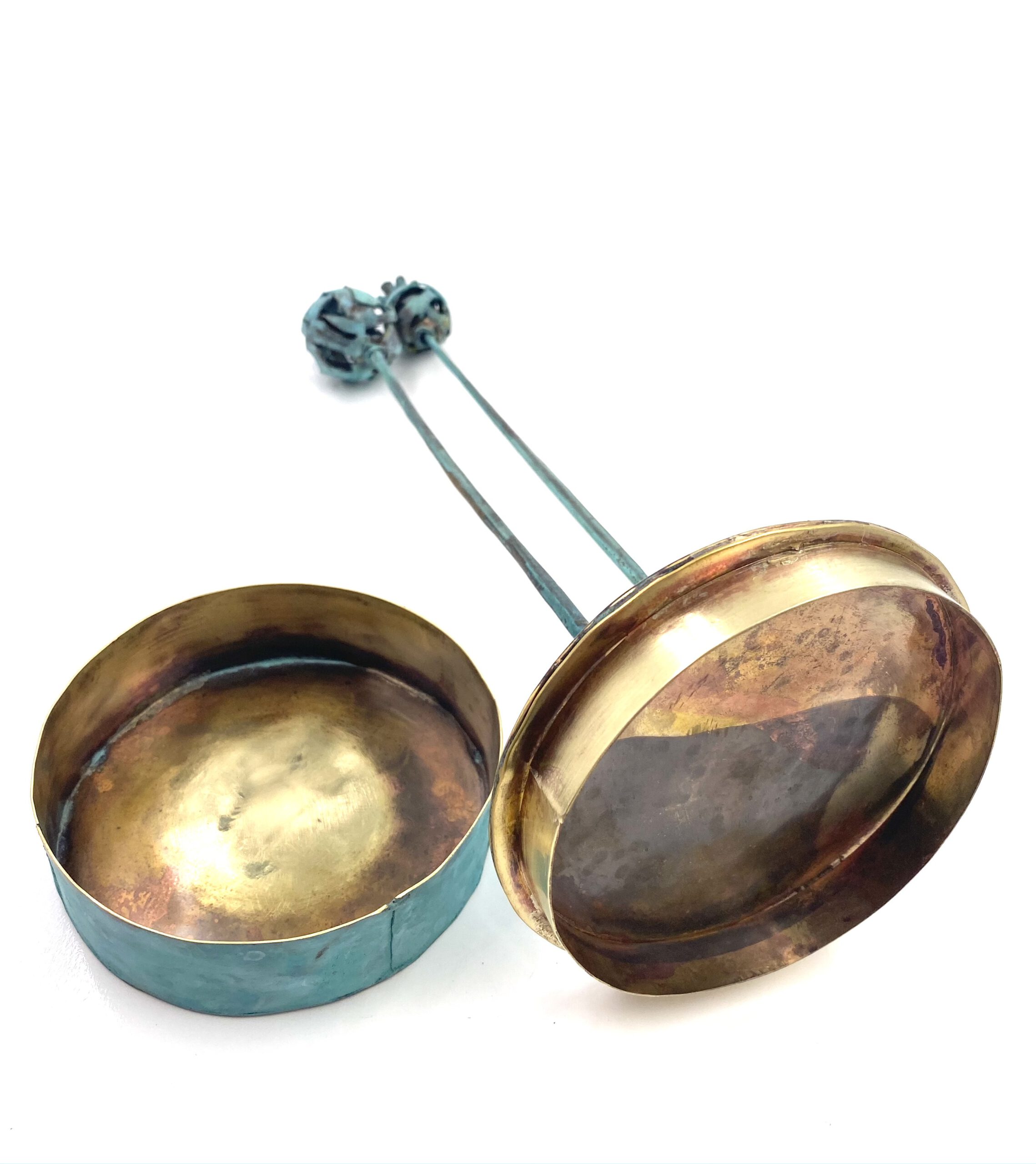 IMG_3651 caja de latón redonda, flores modernas, flores artificiales para decorar, figuras decorativas de diseño, salón moderno, escultura moderna, esculturas decorativas para el hogar, carlos tellechea, escultura con pátina, esculturas modernas para casa