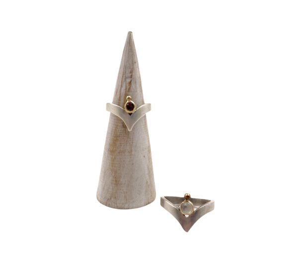 Anillos artesanales de plata y piedras, Joyas de autor, joyería artesanal, joyería de plata, joyería de oro, anillos triangulares, anillos piedra luna, anillos plata artesanales, joyas artesanales españa, carlos tellechea