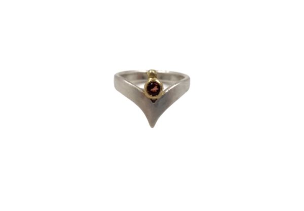 Anillos artesanales de plata y piedras, Joyas de autor, joyería artesanal, joyería de plata, joyería de oro, anillos triangulares, anillos piedra luna, anillos plata artesanales, anillos piedra granate, joyas artesanales españa, carlos tellechea