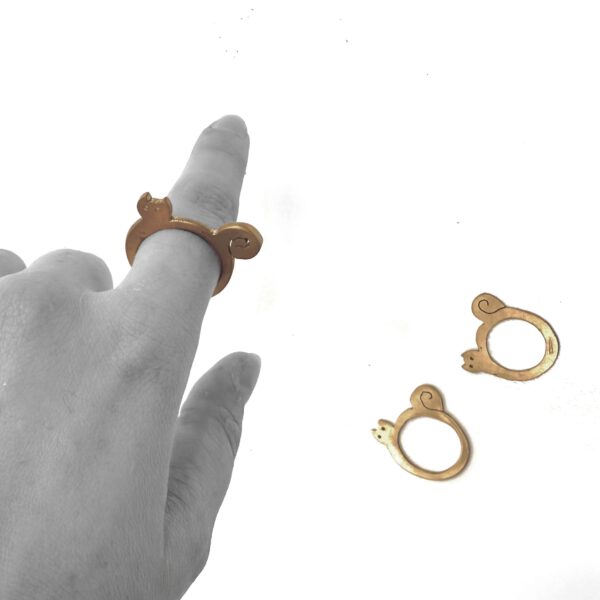 ANILLO DE BRONCE CON FORMA DE GATO POR CARLOS TELLECHEA