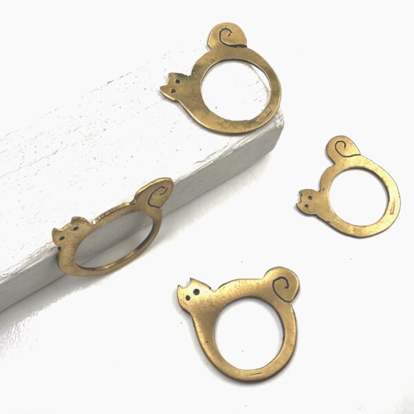 ANILLO DE LATÓN / BRONCE CON FORMA DE GATO HECHO A MANO POR CARLOS TELLECHEA