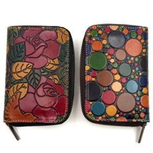 cartera con cremallera de piel hechas y pintadas a mano talabar arteartesania carlos tellechea
