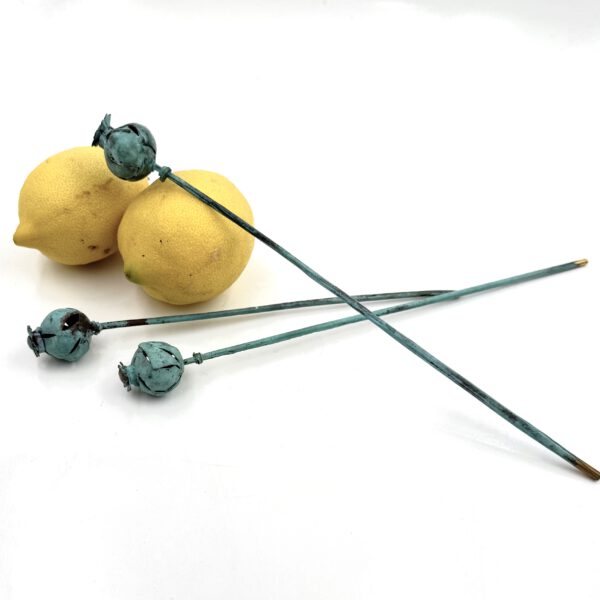 amapolas hechas de bronce y de patina