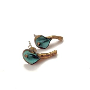 pendiente cala de bronce mini con patina hecho por carlos tellechea