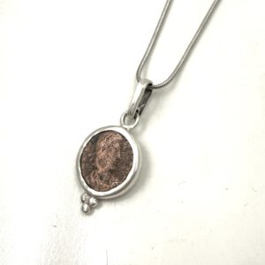 colgante moneda romana Constancio II hecho por Carlos Tellechea en su taller en Sóller, Mallorca