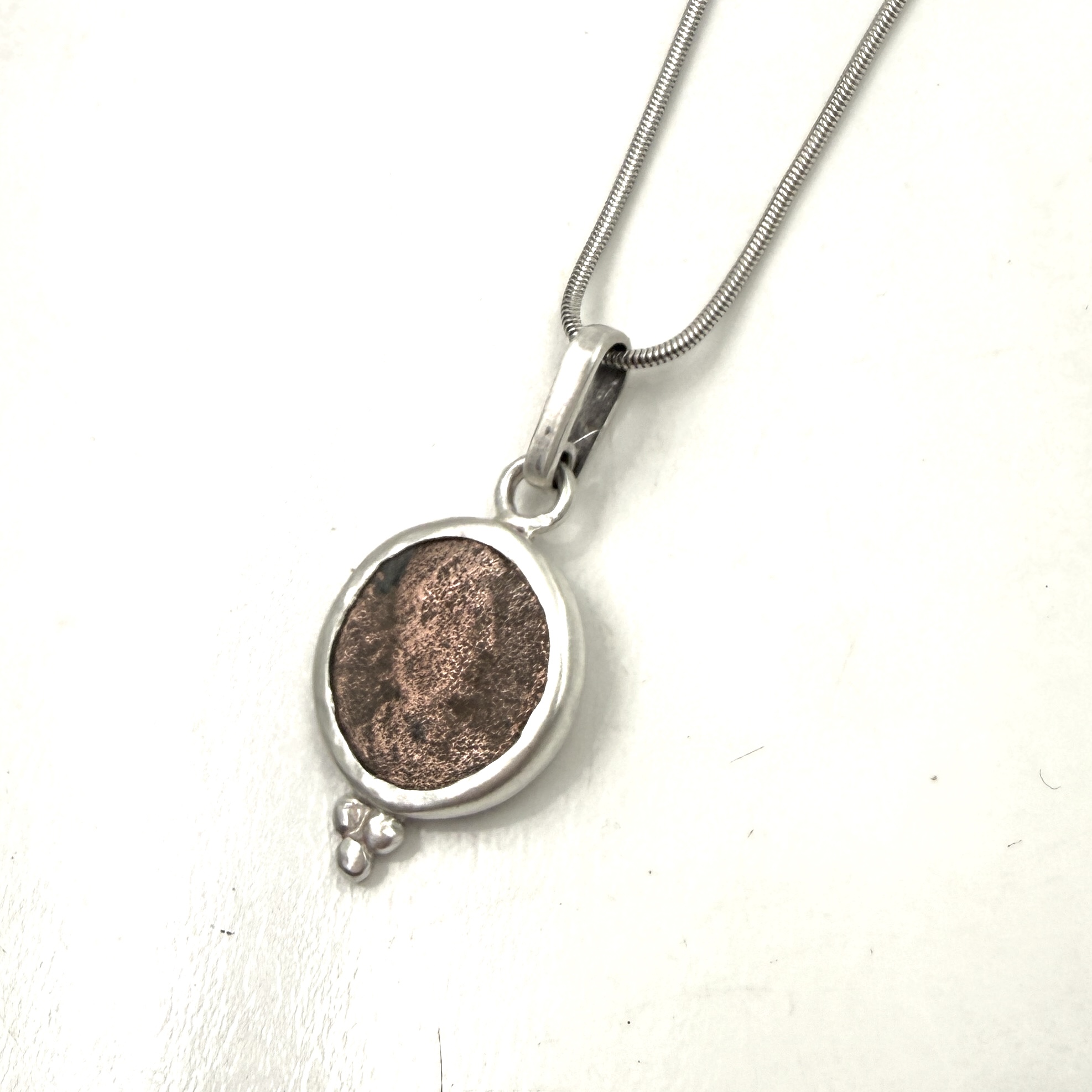 colgante moneda romana Constancio II hecho por Carlos Tellechea en su taller en Sóller, Mallorca