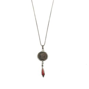 Colgante moneda romana con coral rojo hecho por Carlos Tellechea en Sóller, Mallorca
