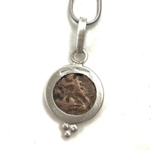 colgante moneda romana Constancio II hecho por Carlos Tellechea en su taller en Sóller, Mallorca