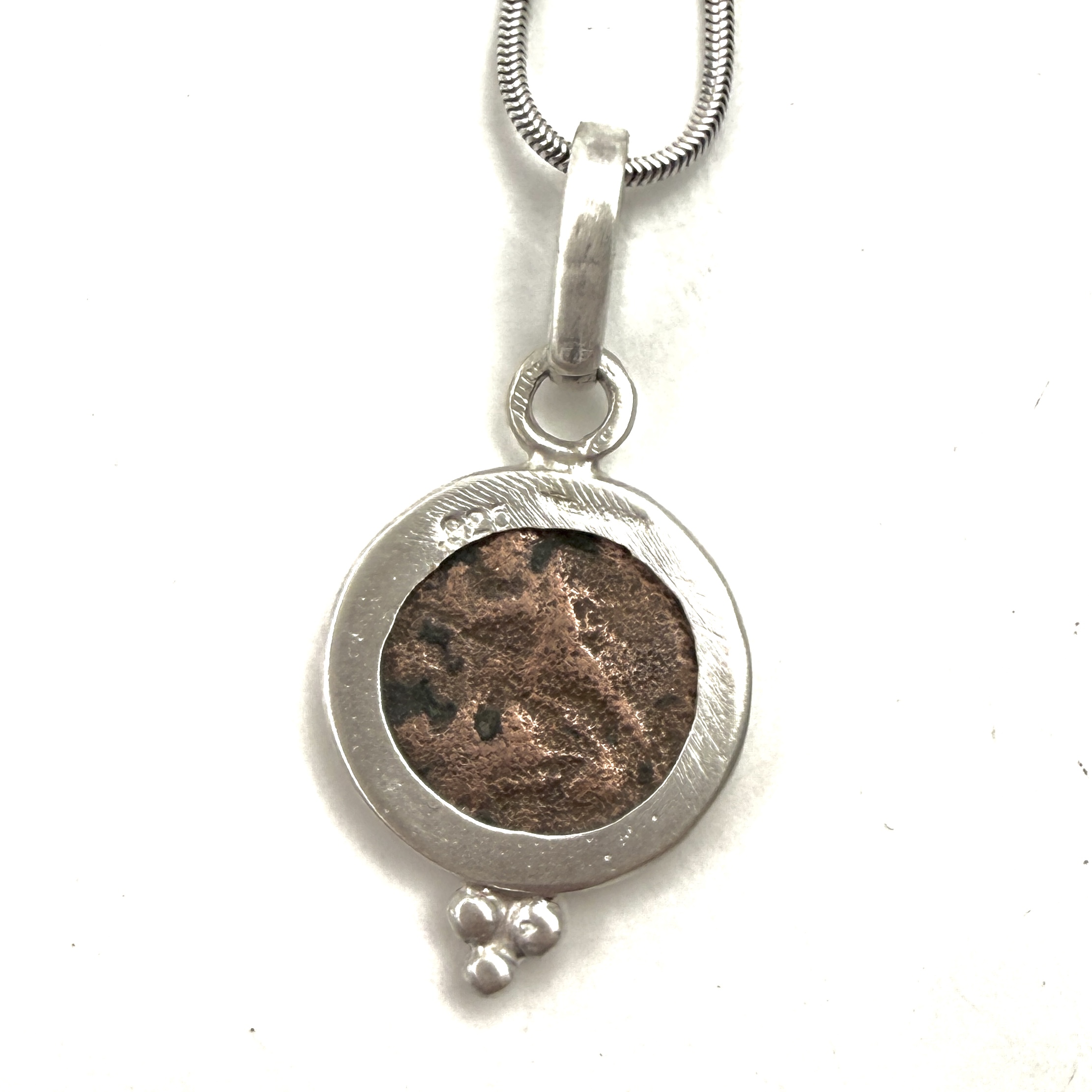 colgante moneda romana Constancio II hecho por Carlos Tellechea en su taller en Sóller, Mallorca