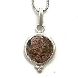 colgante moneda romana Constancio II hecho por Carlos Tellechea en su taller en Sóller, Mallorca