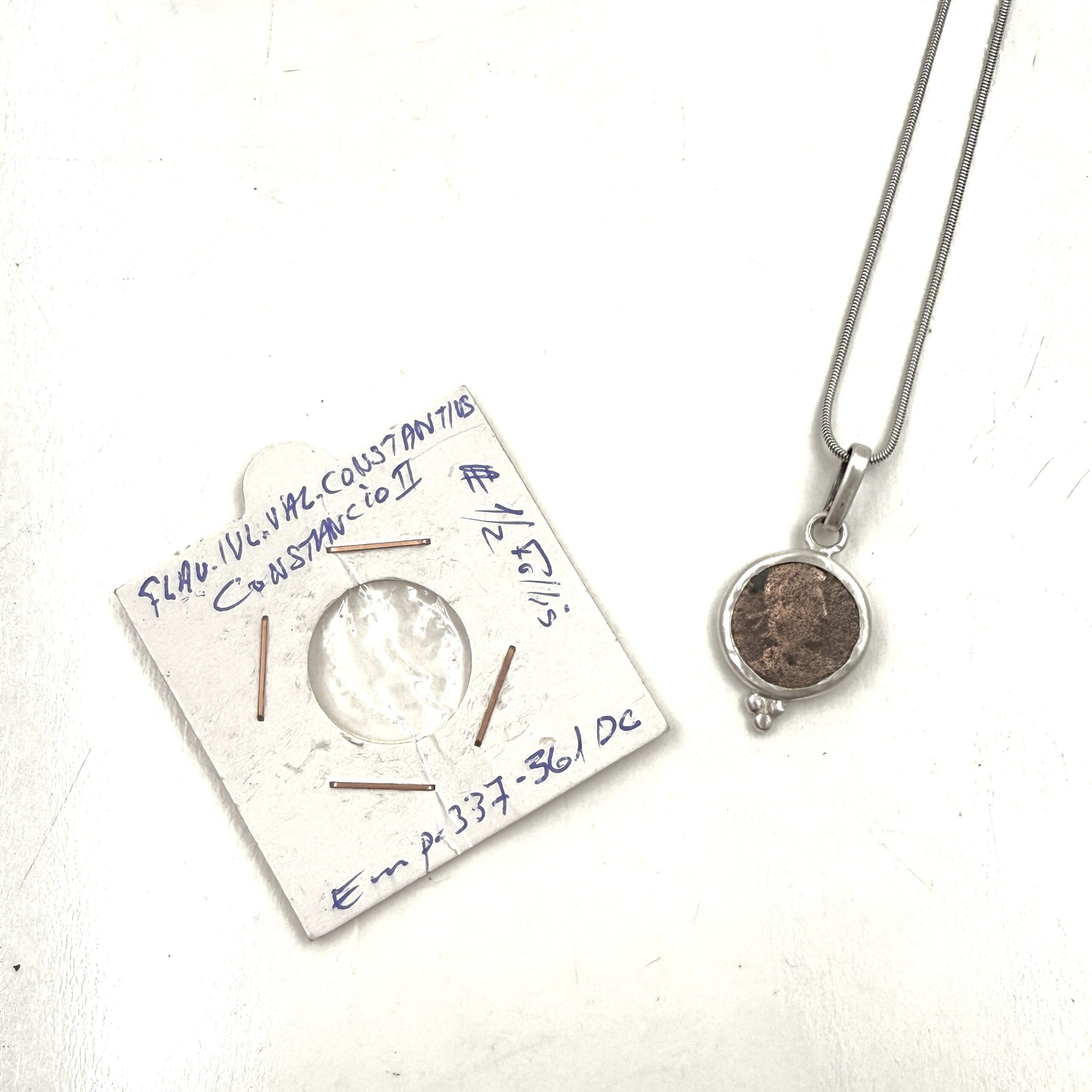 colgante moneda romana Constancio II hecho por Carlos Tellechea en su taller en Sóller, Mallorca