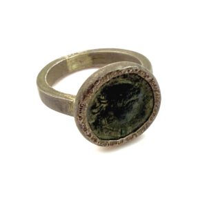 Anillo de plata con moneda romana engastada hecho por Carlos Tellechea