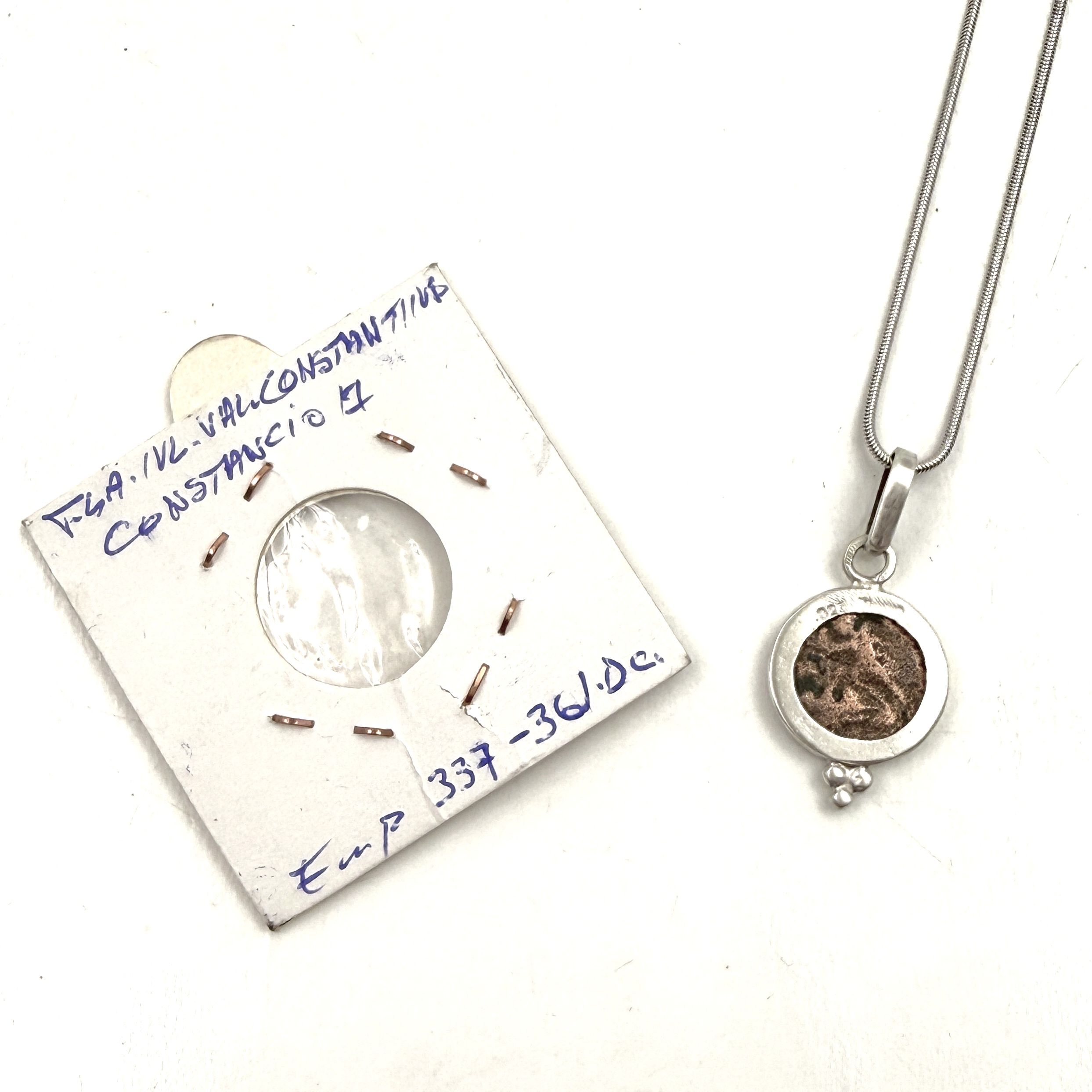 colgante moneda romana Constancio II hecho por Carlos Tellechea en su taller en Sóller, Mallorca