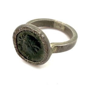 Anillo de plata con moneda romana engastada hecho por Carlos Tellechea