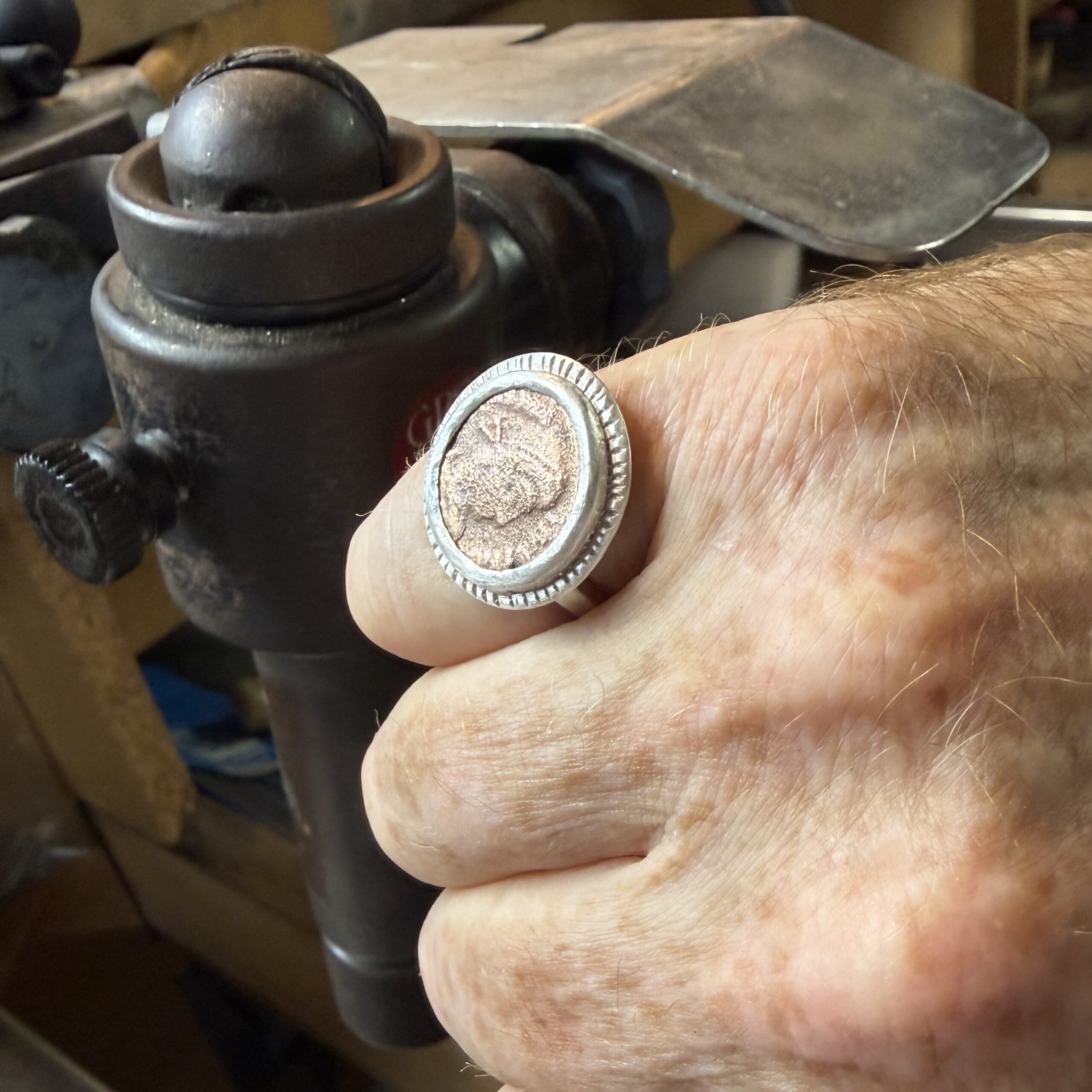 Anillo moneda romana Contancio II ArteArtesania Carlos Tellechea